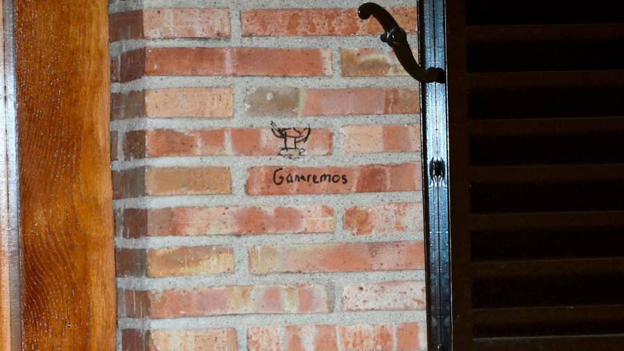 Excrementos, basura y un mensaje: así ha dejado Toño Sanchís la casa que ya es de Belén Esteban Excrementos, basura y un mensaje: así ha dejado Toño Sanchís la casa que ya es de Belén Esteban