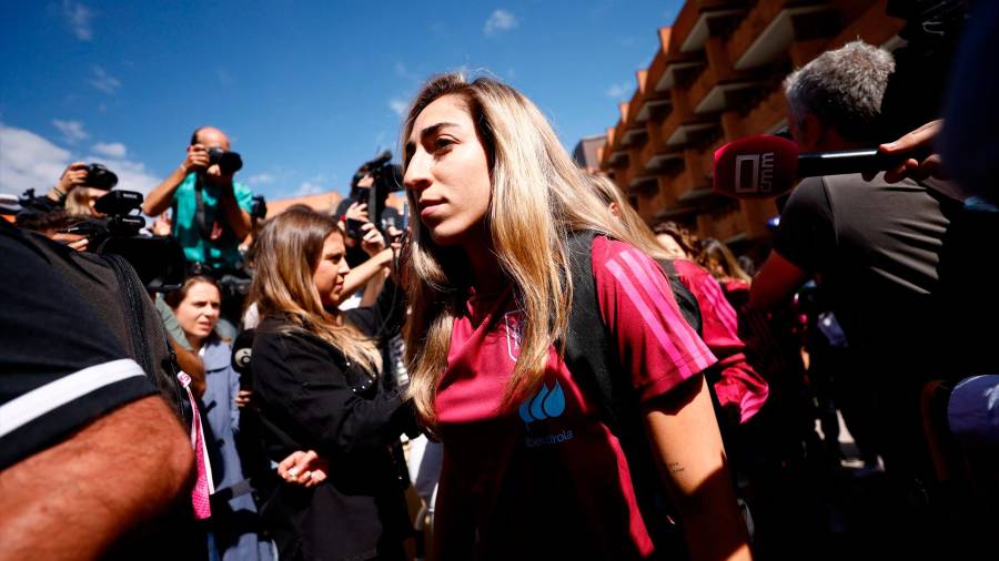 <i>Olga Carmona, este martes, a su llegada al hotel de concentración. / Óscar J. Barroso / AFP7 / Europa Press.</i> <i>Olga Carmona, este martes, a su llegada al hotel de concentración. / Óscar J. Barroso / AFP7 / Europa Press.</i>