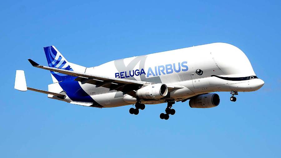 <i>El Airbús Beluga, en un aterrizaje en Getafe, donde la compañía tiene una factoría.</i> <i>El Airbús Beluga, en un aterrizaje en Getafe, donde la compañía tiene una factoría.</i>