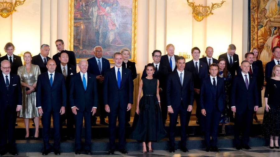 <i>Foto de familia de los participantes en la Cumbre de la OTAN.</i> <i>Foto de familia de los participantes en la Cumbre de la OTAN.</i>
