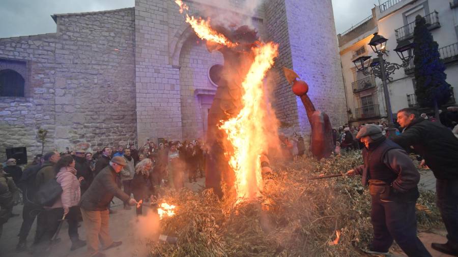 <i>Arde el dragón rodeado de vecinos y vecinas. / Agustín Muñoz / Diario JAÉN.</i> <i>Arde el dragón rodeado de vecinos y vecinas. / Agustín Muñoz / Diario JAÉN.</i>