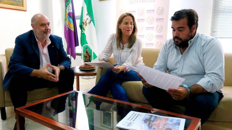 <i>Abraham Carrascosa, representante del Colegio en Sevilla y ex decano de Andalucía Ceuta y Melilla; Sol Cruz Guzmán, diputada del PP, e Inván Pestaña, candidato por Sevilla el 19J, examinan el documento.</i> <i>Abraham Carrascosa, representante del Colegio en Sevilla y ex decano de Andalucía Ceuta y Melilla; Sol Cruz Guzmán, diputada del PP, e Inván Pestaña, candidato por Sevilla el 19J, examinan el documento.</i>