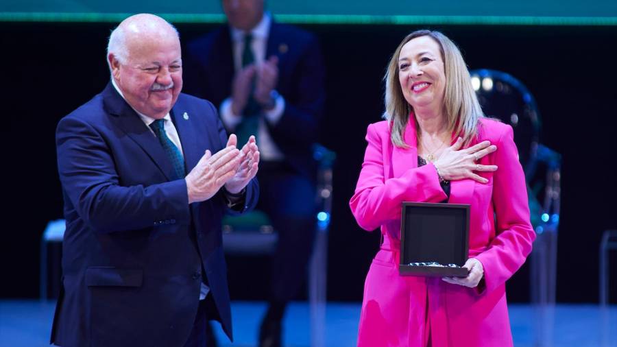 <i>Jesús Aguirre entrega el galardón a Encarnación Santiago, directora del CEIP Cándido Nogales / Joaquín Corchero / Europa Press.</i> <i>Jesús Aguirre entrega el galardón a Encarnación Santiago, directora del CEIP Cándido Nogales / Joaquín Corchero / Europa Press.</i>