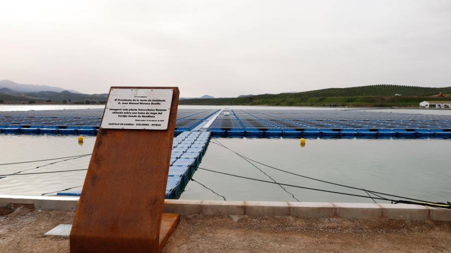 <i>Planta fotovoltaica flotante en el Cortijo Conde de Guadiana. </i> <i>Planta fotovoltaica flotante en el Cortijo Conde de Guadiana. </i>