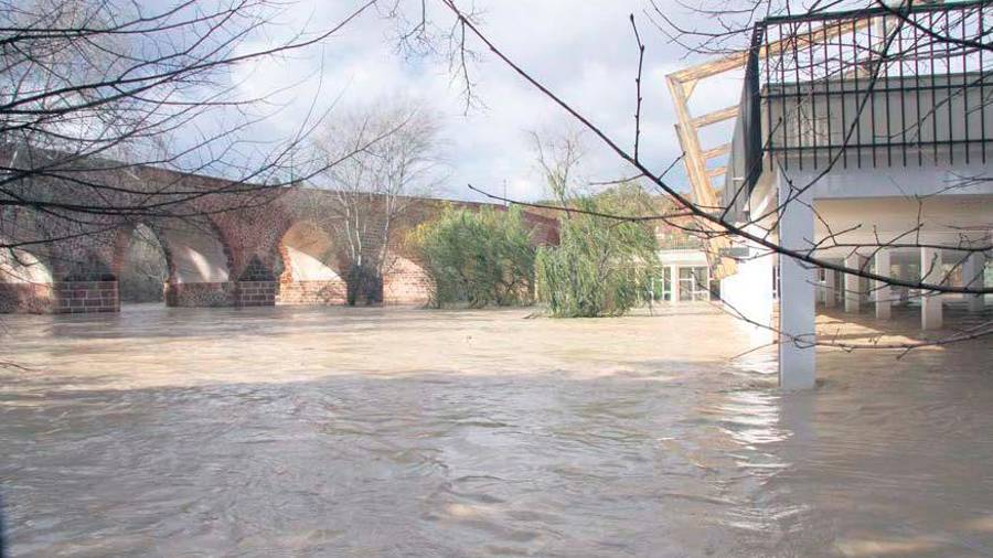 <i>Exteriores del balneario marmolejeño, anegados como consecuencia de las inundaciones, 23 de febrero de 2010. / Archivo Diario JAÉN.</i> $!<i>Exteriores del balneario marmolejeño, anegados como consecuencia de las inundaciones, 23 de febrero de 2010. / Archivo Diario JAÉN.</i>