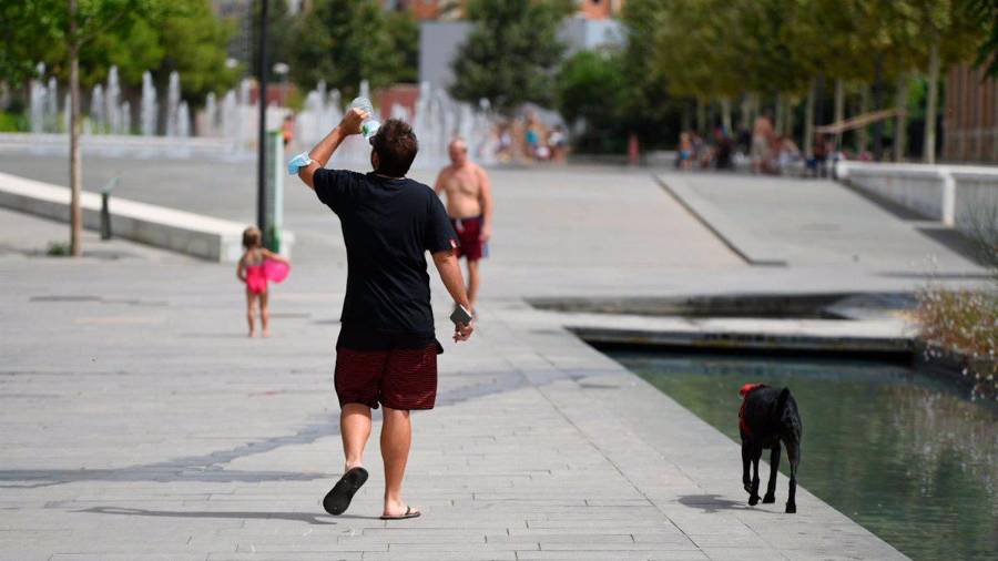 <i>Transeúntes un día de altas temperaturas. / Fotografía: Europa Press.</i> $!<i>Transeúntes un día de altas temperaturas. / Fotografía: Europa Press.</i>