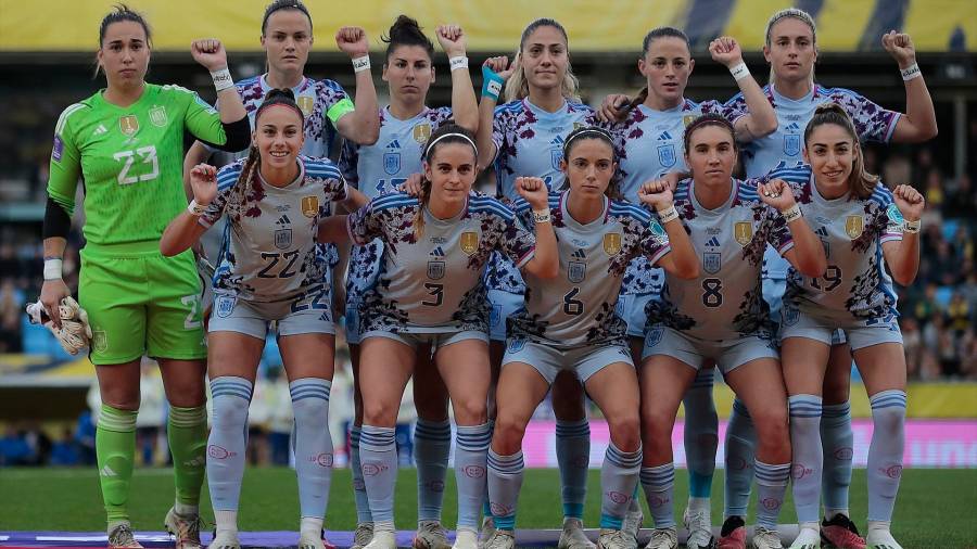 <i>El once inicial de España ante Suecia, puño en alto. / Prensa RFEF vía Europa Press.</i> <i>El once inicial de España ante Suecia, puño en alto. / Prensa RFEF vía Europa Press.</i>