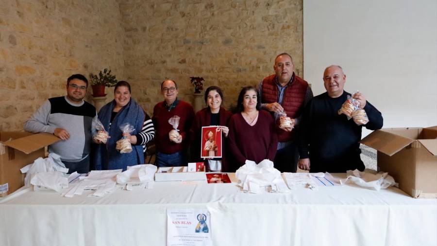 <i>Voluntarios de la venta de rosquillas de San Blas. </i> <i>Voluntarios de la venta de rosquillas de San Blas. </i>