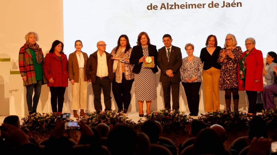 <i>Ángela García recibe el premio junto a representantes de las asociaciones jiennenses de alzhéimer.</i> <i>Ángela García recibe el premio junto a representantes de las asociaciones jiennenses de alzhéimer.</i>