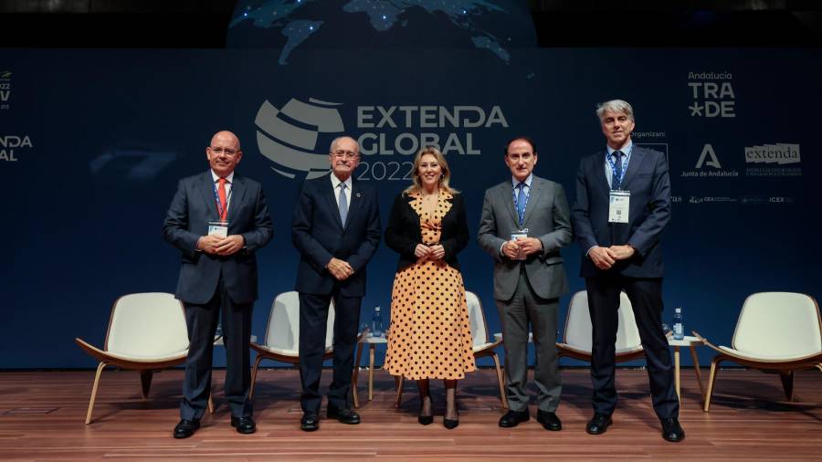 <i>Javier Sánchez, Francisco de la Torre, Carolina España, Javier González de Lara y Rafael Fuentes. / Extenda.</i> <i>Javier Sánchez, Francisco de la Torre, Carolina España, Javier González de Lara y Rafael Fuentes. / Extenda.</i>