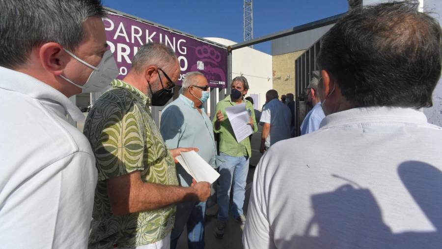 <i>Andrés Rodríguez contra la entrada al Estadio de la Victoria con papeles en la mano. </i> $!<i>Andrés Rodríguez contra la entrada al Estadio de la Victoria con papeles en la mano. </i>