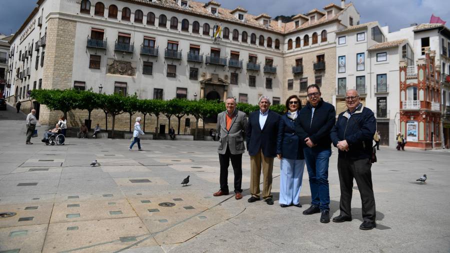 <i>José Ruiz, Juan Emilio Portilla, María Eloísa Ramírez, Miguel Ángel Rodríguez y Francisco López frente al Palacio Episcopal, sede de la Diócesis.</i> <i>José Ruiz, Juan Emilio Portilla, María Eloísa Ramírez, Miguel Ángel Rodríguez y Francisco López frente al Palacio Episcopal, sede de la Diócesis.</i>