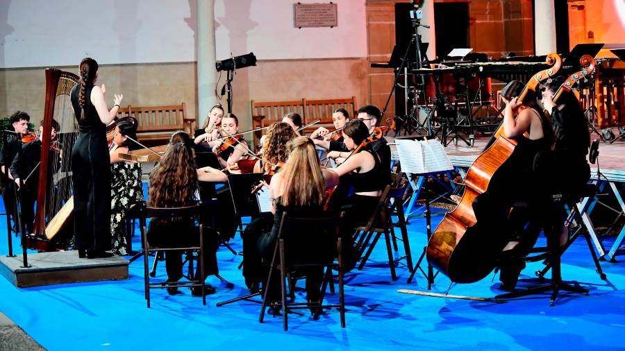 <i>Sara Litón dirige a la Orquesta Joven de Andalucía en el patio interior de la Antigua Universidad de Baeza.</i> <i>Sara Litón dirige a la Orquesta Joven de Andalucía en el patio interior de la Antigua Universidad de Baeza.</i>