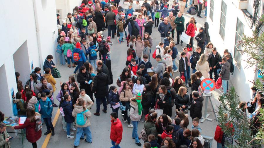 <i>Escolares y sus familias a las puertas del colegio de Albanchez de Mágina. / Álex Gómez / Diario JAÉN.</i> <i>Escolares y sus familias a las puertas del colegio de Albanchez de Mágina. / Álex Gómez / Diario JAÉN.</i>