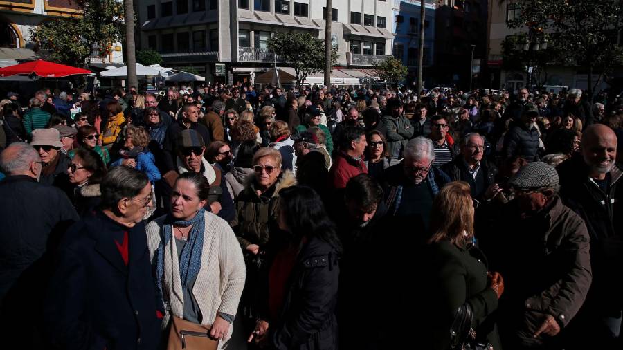 <i>Algecireños guardan un minuto de silencio por el sacristán y como repulsa al ataque. / Nono Rico / Vía Europa Press.</i> <i>Algecireños guardan un minuto de silencio por el sacristán y como repulsa al ataque. / Nono Rico / Vía Europa Press.</i>