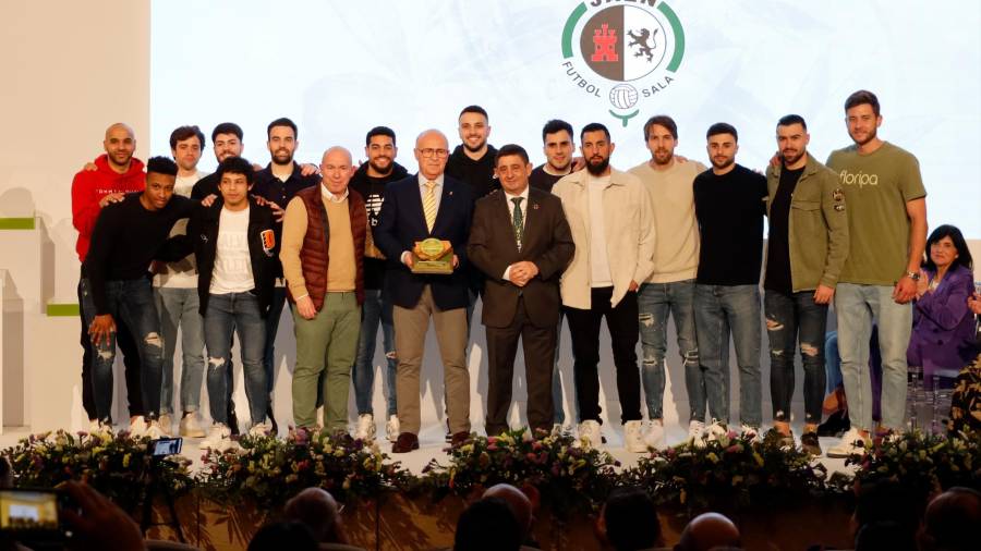 <i>El presidente del Jaén Paraíso Interior, Germán Aguayo, recibe el premio junto a parte de la plantilla y cuerpo técnico.</i> <i>El presidente del Jaén Paraíso Interior, Germán Aguayo, recibe el premio junto a parte de la plantilla y cuerpo técnico.</i>