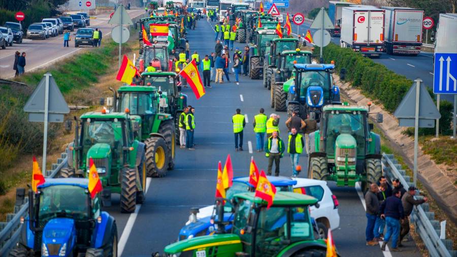 <i>Tractores cortan la autovía A4 esta mañana, en Sevilla. / Francisco J. Olmo / Europa Press.</i> <i>Tractores cortan la autovía A4 esta mañana, en Sevilla. / Francisco J. Olmo / Europa Press.</i>