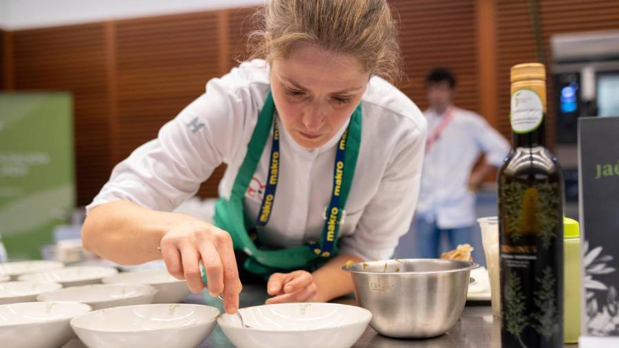 <i>Diana Díaz prepara su sopa. A su izquierda la botella de Dominus. / Diputación de Jaén.</i> <i>Diana Díaz prepara su sopa. A su izquierda la botella de Dominus. / Diputación de Jaén.</i>