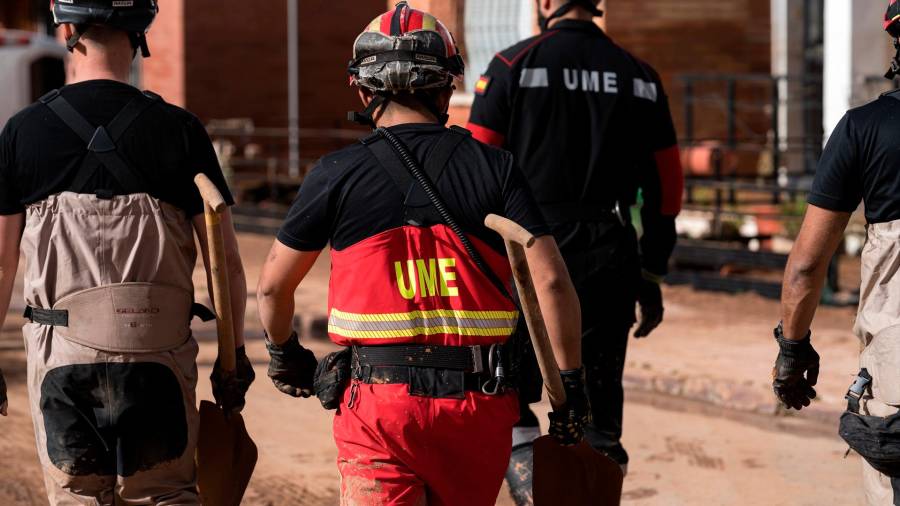 <i>Un agente de la UME, en labores de auxilio en Utiel, Valencia. / Diego Radamés / Europa Press.</i> <i>Un agente de la UME, en labores de auxilio en Utiel, Valencia. / Diego Radamés / Europa Press.</i>