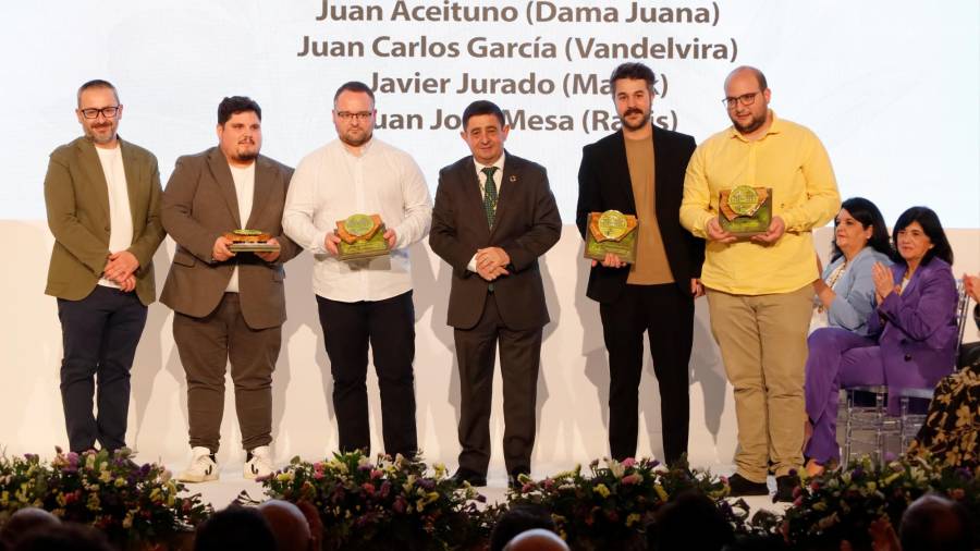<i>Pedro Sánchez, Juanjo Mesa, Juan Aceituno, Francisco Reyes, Juan Carlos García y Javier Jurado.</i> <i>Pedro Sánchez, Juanjo Mesa, Juan Aceituno, Francisco Reyes, Juan Carlos García y Javier Jurado.</i>