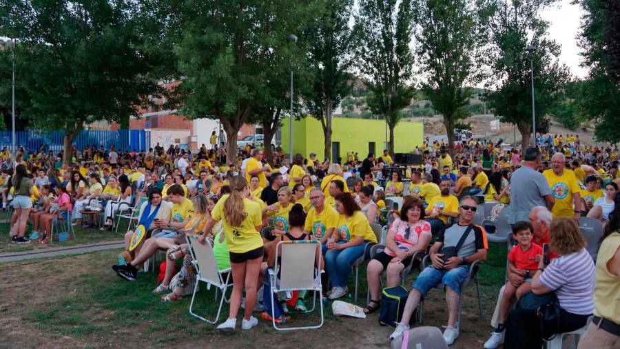 <i>Marea amarilla de huelmenses preparados para ver el primer programa del Grand Prix, el pasado lunes. / Ayuntamiento de Huelma. </i> <i>Marea amarilla de huelmenses preparados para ver el primer programa del Grand Prix, el pasado lunes. / Ayuntamiento de Huelma. </i>