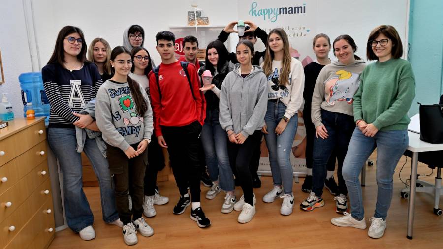 <i>Un grupo de estudiantes de cuarto de la ESO de Torredonjimeno visita la empresa. </i>