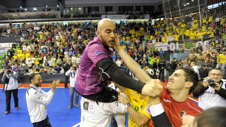 <i>Gonzalo Ramos es paseado a hombros por sus compañeros después de eliminar al Burela.</i> <i>Gonzalo Ramos es paseado a hombros por sus compañeros después de eliminar al Burela.</i>