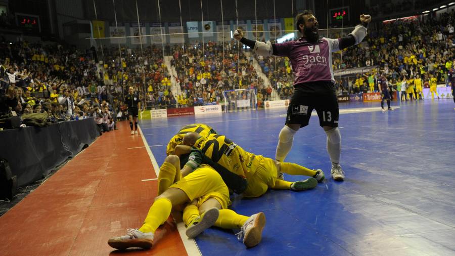 <i>Alfonso Prieto hace un gesto de alegría mientras sus compañeros se abrazaban tirados en la pista.</i> <i>Alfonso Prieto hace un gesto de alegría mientras sus compañeros se abrazaban tirados en la pista.</i>