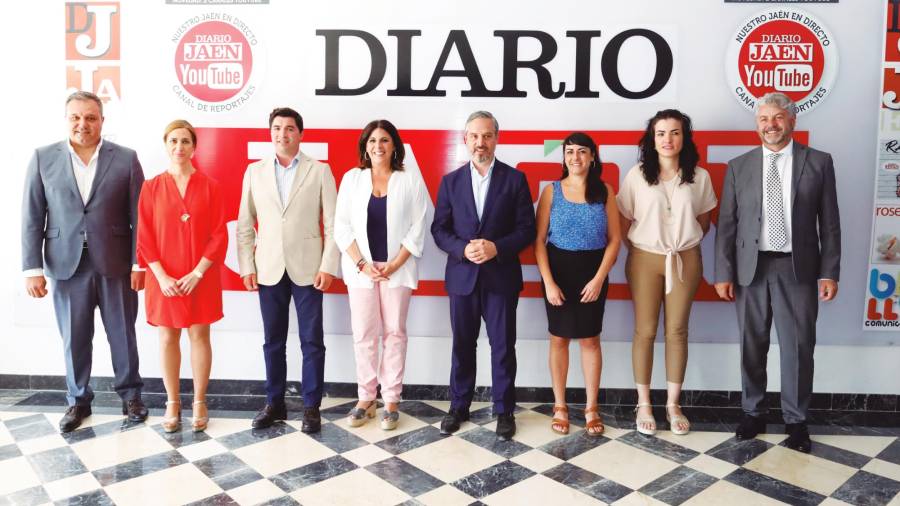 <i>Enrique Moreno, Ángeles Férriz, Juan Bravo, Inma Manzano y Carmen Barranco, flanqueados por Eleuterio Muñoz, Manuela Rosa y Juan Espejo. / Fotografía: Jason Moyano / Diario JAÉN. </i> <i>Enrique Moreno, Ángeles Férriz, Juan Bravo, Inma Manzano y Carmen Barranco, flanqueados por Eleuterio Muñoz, Manuela Rosa y Juan Espejo. / Fotografía: Jason Moyano / Diario JAÉN. </i>