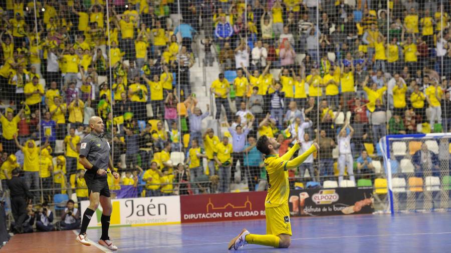 <i>Emilio Buendía celebra uno de los dos goles ante ElPozo.</i> <i>Emilio Buendía celebra uno de los dos goles ante ElPozo.</i>