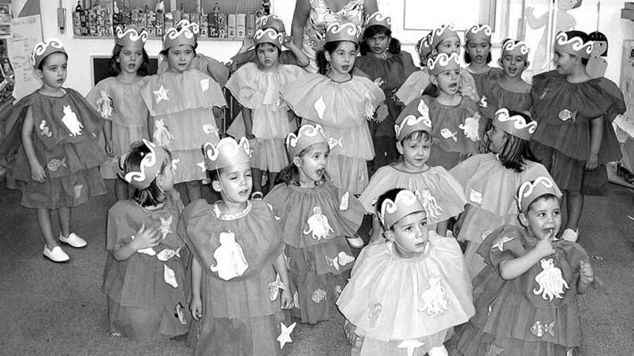 <i><b>AÑO 2025. </b></i><i>Lean qué actividad en clase: “¿Piscinas en el cole? ¡Vale mojarse!” Blanca Aguilar Liébana, con sus niños y con sus niñas en el Colegio “El Olivo” de Torredonjimeno. / Archivo Histórico de Diario JAÉN.</i> $!<i><b>AÑO 2025. </b></i><i>Lean qué actividad en clase: “¿Piscinas en el cole? ¡Vale mojarse!” Blanca Aguilar Liébana, con sus niños y con sus niñas en el Colegio “El Olivo” de Torredonjimeno. / Archivo Histórico de Diario JAÉN.</i>