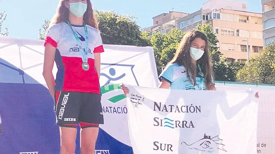 <i>África Toro posa con la bandera del Sierra Sur junto con Paula Seco.</i> $!<i>África Toro posa con la bandera del Sierra Sur junto con Paula Seco.</i>