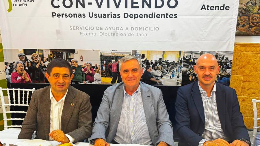 <i>Francisco Reyes, Cristóbal Valderas y Federico Díaz durante el almuerzo. </i> <i>Francisco Reyes, Cristóbal Valderas y Federico Díaz durante el almuerzo. </i>