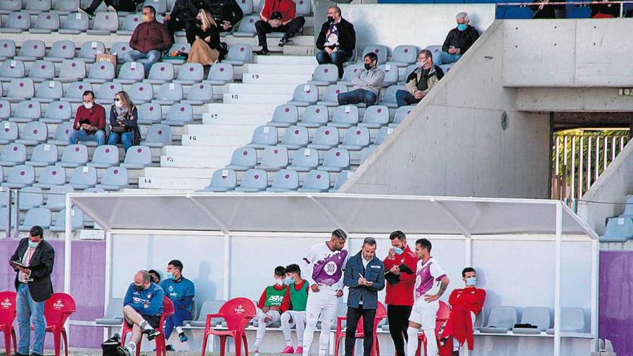 <i>Arsenal y Santi López dan instrucciones a Juan Carlos y Ezequiel Calvente.</i> <i>Arsenal y Santi López dan instrucciones a Juan Carlos y Ezequiel Calvente.</i>