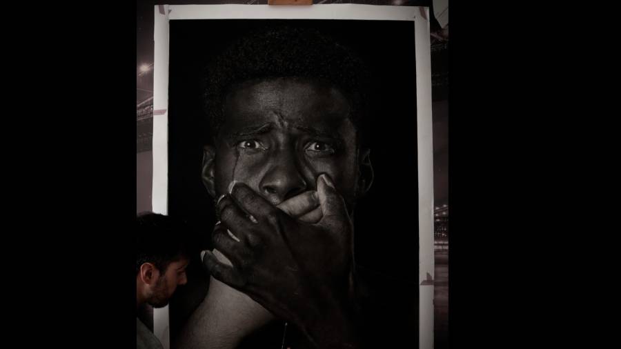 <i>El pintor Juande perfila su obra “Chains”. </i> $!<i>El pintor Juande perfila su obra “Chains”. </i>