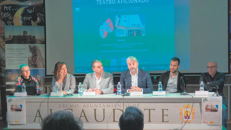 <i>Participantes en la mesa redonda. / Tano García / Diario JAÉN.</i>