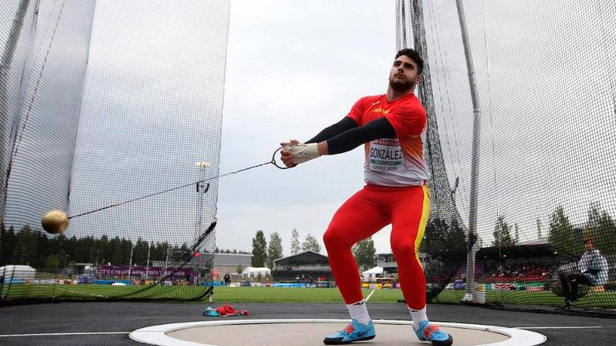 <i>El jiennense Alberto González lanza en competición internacional. / RFEA / Miguelez Team.</i> <i>El jiennense Alberto González lanza en competición internacional. / RFEA / Miguelez Team.</i>