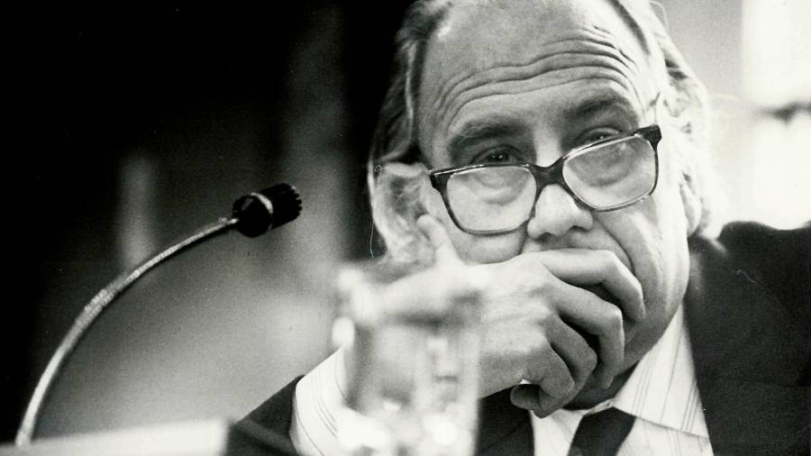 <i>Alfonso Fernández Malo en una pose muy característica, gafas caídas, pensativo, mano en la boca. Sesión plenaria en el Ayuntamiento de Jaén, hace nada menos que 35 años. / Archivo Histórico Diario JAÉN. </i> $!<i>Alfonso Fernández Malo en una pose muy característica, gafas caídas, pensativo, mano en la boca. Sesión plenaria en el Ayuntamiento de Jaén, hace nada menos que 35 años. / Archivo Histórico Diario JAÉN. </i>