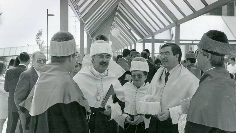 <i><b>AÑO 1994</b></i><i>. Apertura del curso universitario en la recién estrenada UJA, Arturo Ruiz, junto a Vicente Salvatierra e ignacio Ahumada. / Archivo Histórico de Diario JAÉN.</i> $!<i><b>AÑO 1994</b></i><i>. Apertura del curso universitario en la recién estrenada UJA, Arturo Ruiz, junto a Vicente Salvatierra e ignacio Ahumada. / Archivo Histórico de Diario JAÉN.</i>