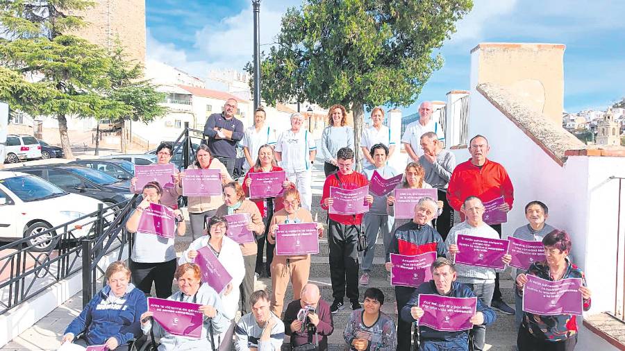 <i>Parte del equipo y usuarios de la residencia de Martos.</i> <i>Parte del equipo y usuarios de la residencia de Martos.</i>