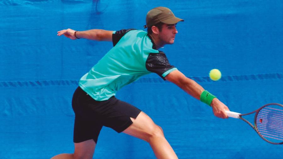 <i>El español Alejandro Turriazini devuelve una bola de revés.</i> <i>El español Alejandro Turriazini devuelve una bola de revés.</i>