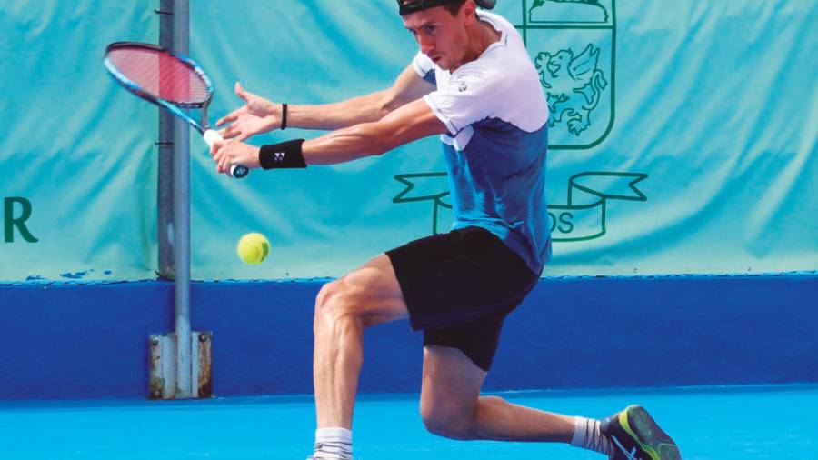 <i>El italiano Marco Brugnerotto conecta un revés cortado en la pista marteña.</i> <i>El italiano Marco Brugnerotto conecta un revés cortado en la pista marteña.</i>
