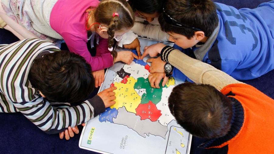 <i>Niños identifican territorios en un mapa de España. / ONCE.</i> <i>Niños identifican territorios en un mapa de España. / ONCE.</i>