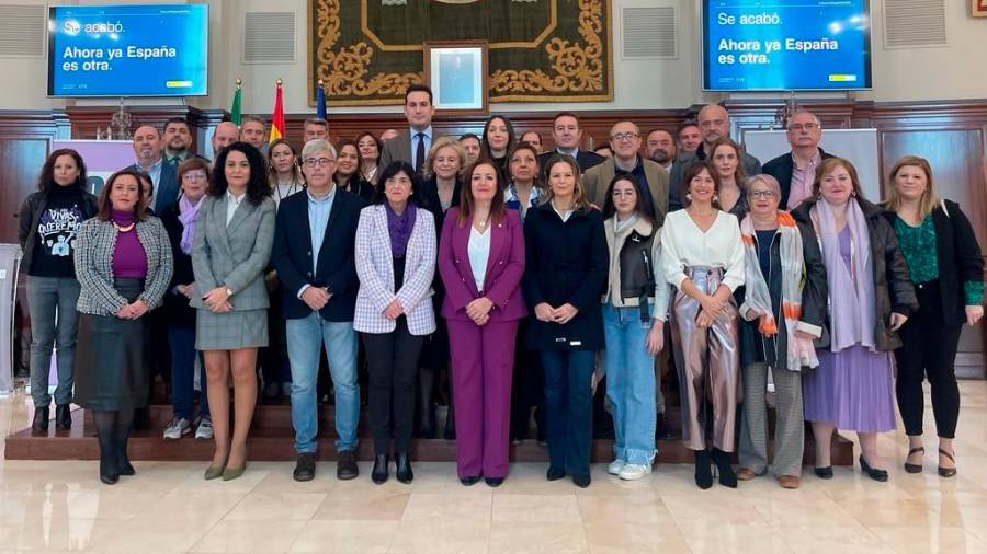 <i>Catalina Madueño, en el centro, con los asistentes al acto. / Subdelegación del Gobierno de España.</i> <i>Catalina Madueño, en el centro, con los asistentes al acto. / Subdelegación del Gobierno de España.</i>
