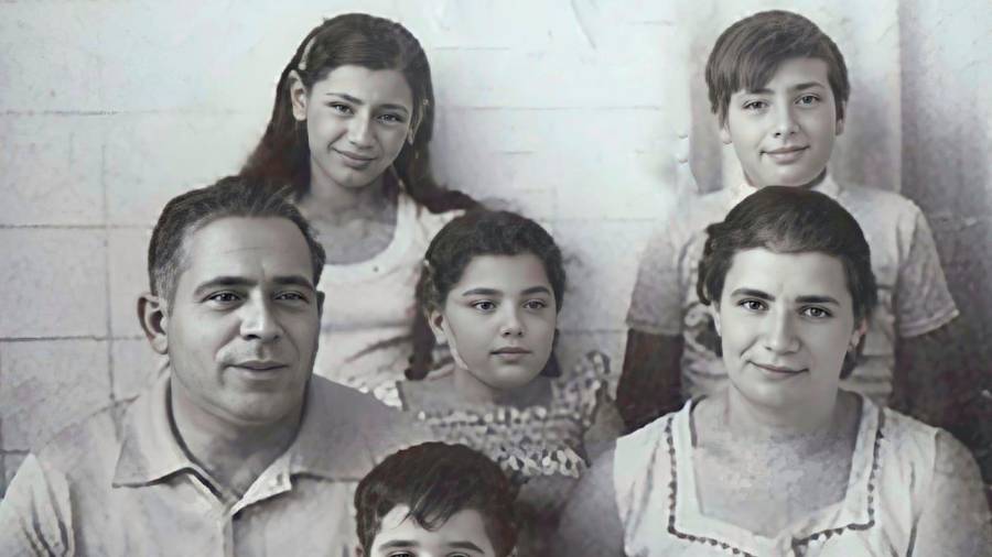<i>José Luis Cano, detrás de su madre, en la casa de Capitán Haya.</i> <i>José Luis Cano, detrás de su madre, en la casa de Capitán Haya.</i>