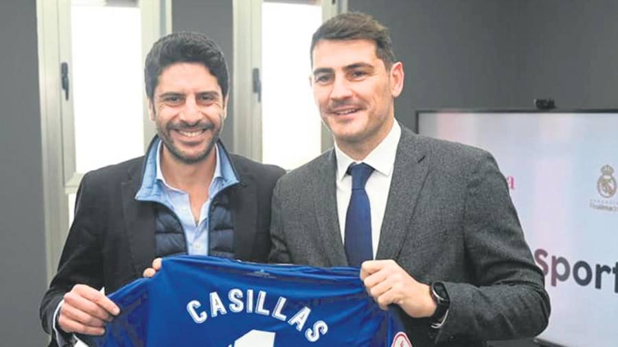 <i>Jesús Medina entrega la camiseta a Iker Casillas.</i> <i>Jesús Medina entrega la camiseta a Iker Casillas.</i>