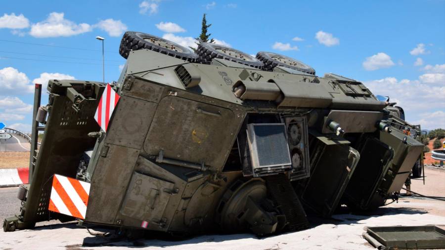 Un camión militar cargado con un tanque vuelca en La Carolina
