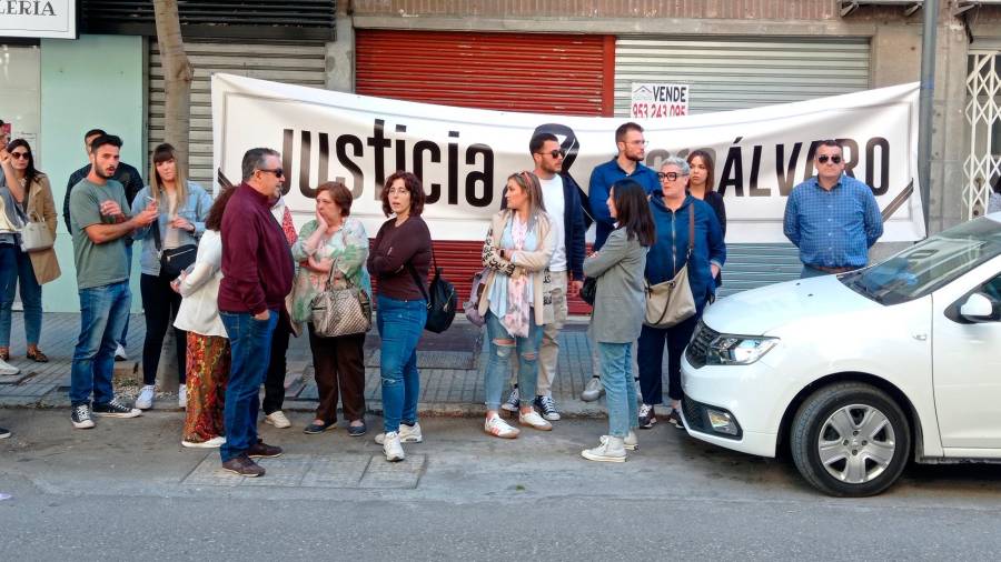 <i>Familiares, amigos y vecinos de Peal de Becerro protestan frente a la Audiencia Provincial, este martes. / Fran Miranda / Diario JAÉN.</i>