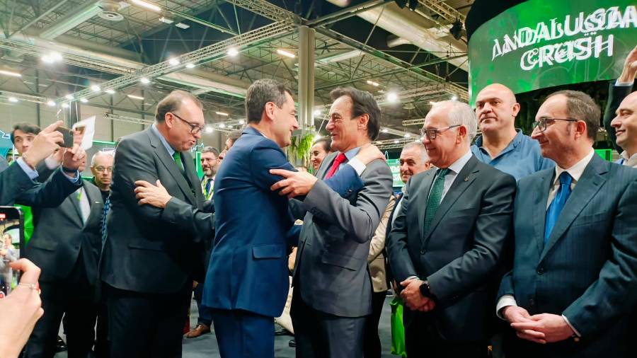 <i>Juanma Moreno y Agustín González en Fitur 2024, en Madrid. / Ayuntamiento de Jaén. </i> <i>Juanma Moreno y Agustín González en Fitur 2024, en Madrid. / Ayuntamiento de Jaén. </i>