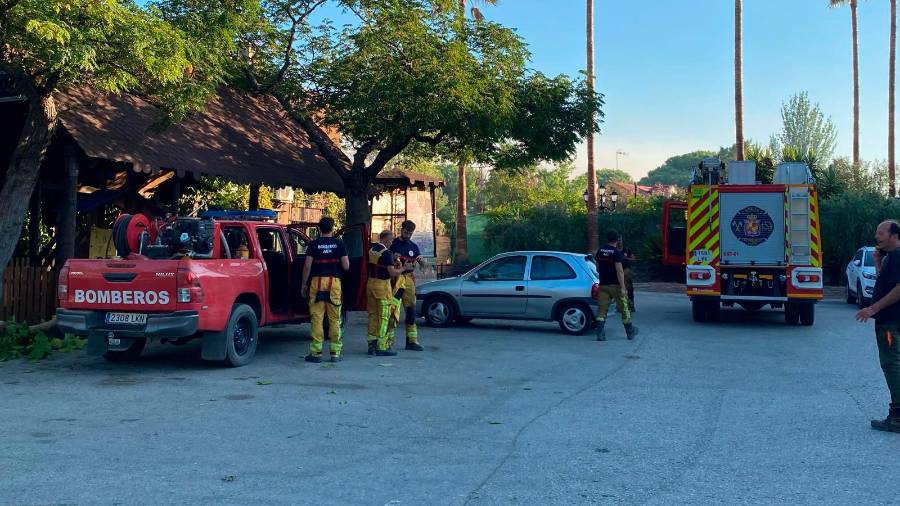 <i>Efectivos de Bomberos, desde el puesto de mando avanzado. </i> <i>Efectivos de Bomberos, desde el puesto de mando avanzado. </i>